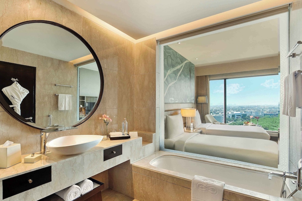 غرفة بريميير بسريرين منفصلين، The Leela Ambience Convention Hotel Delhi 4/4