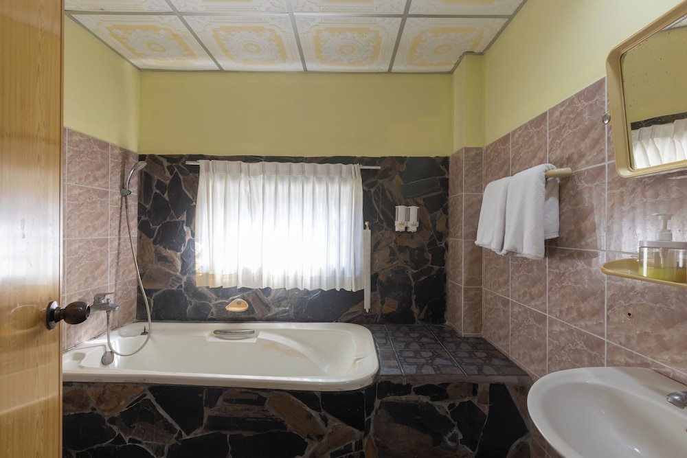 Kata Palace Hotel 44/50