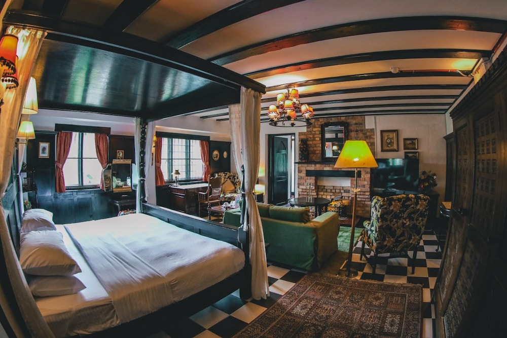 THE SMOKEHOUSE HOTEL 20/50