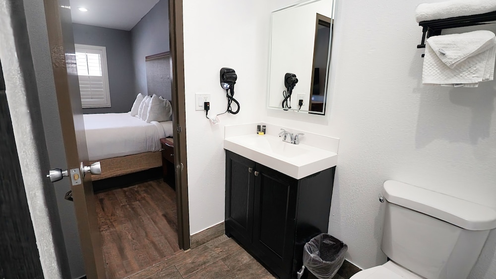 Renovated, 2 Queen Beds, Sofa 4/7