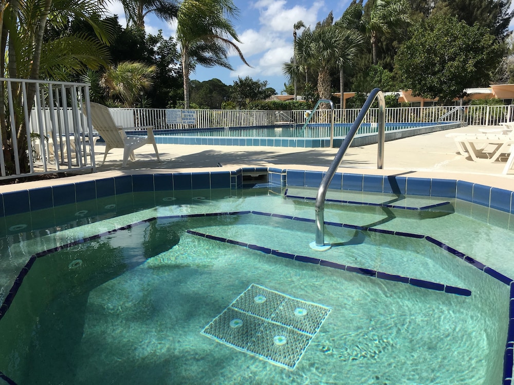 Warm Mineral Springs Motel 18/45