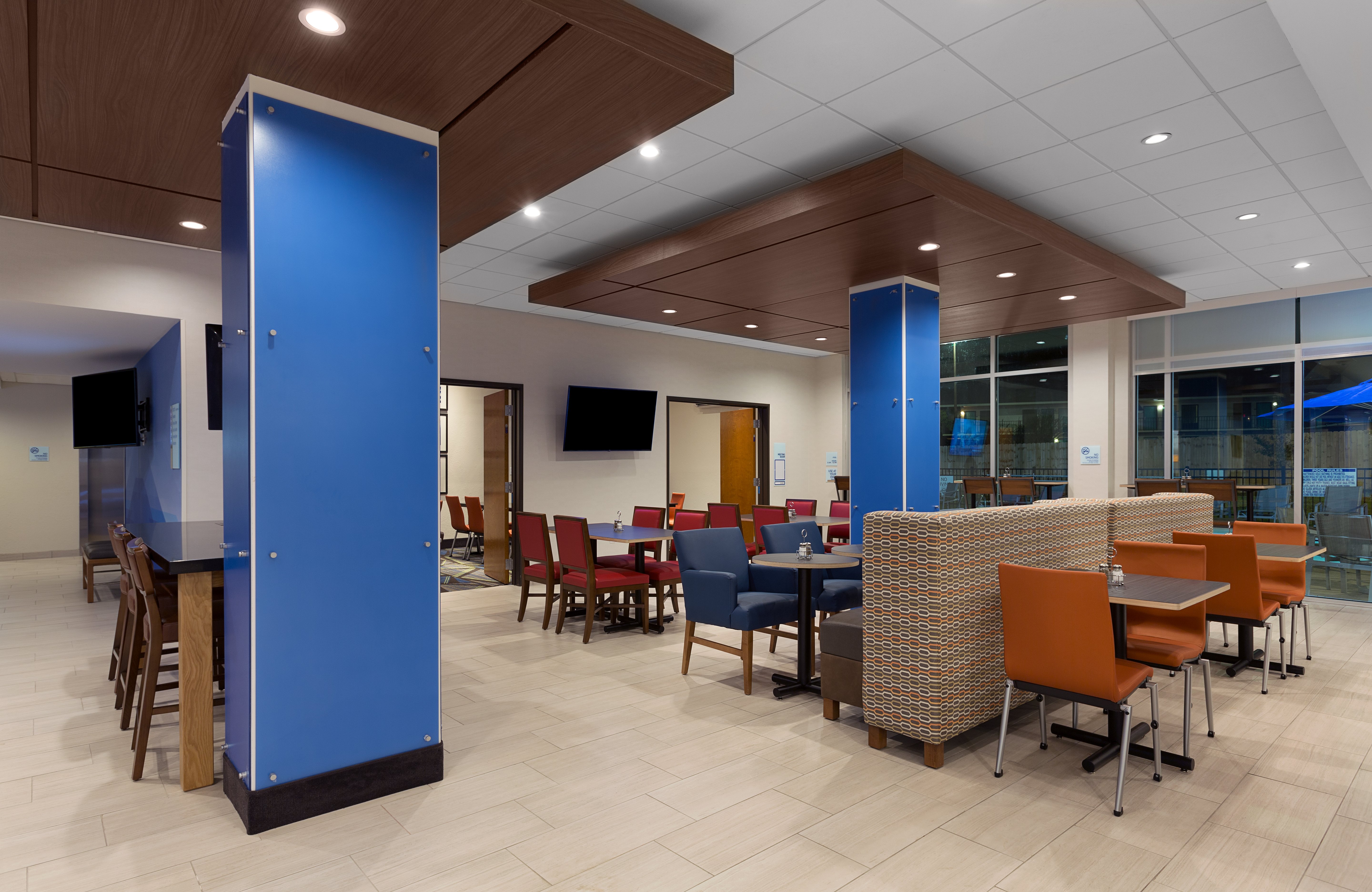 Holiday Inn Express Lake Park 40/41