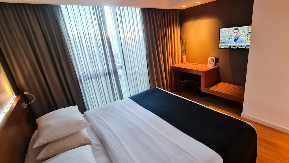 BIT Design Hotel 10/85