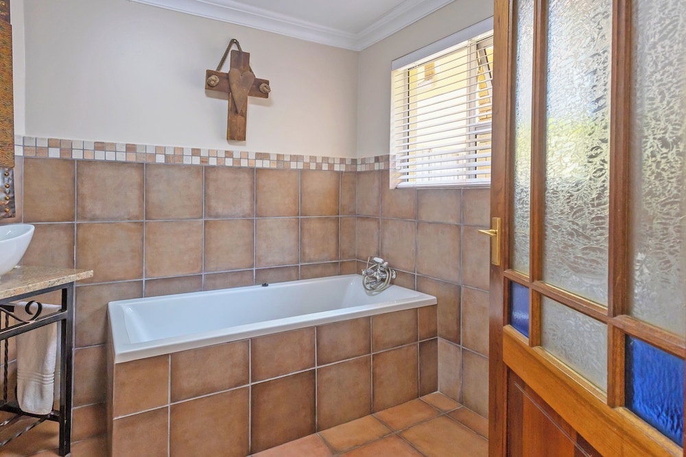 Sunward Park Guesthouse 49/50