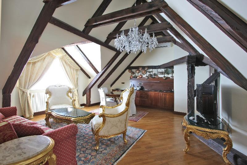 Decastello, Suite