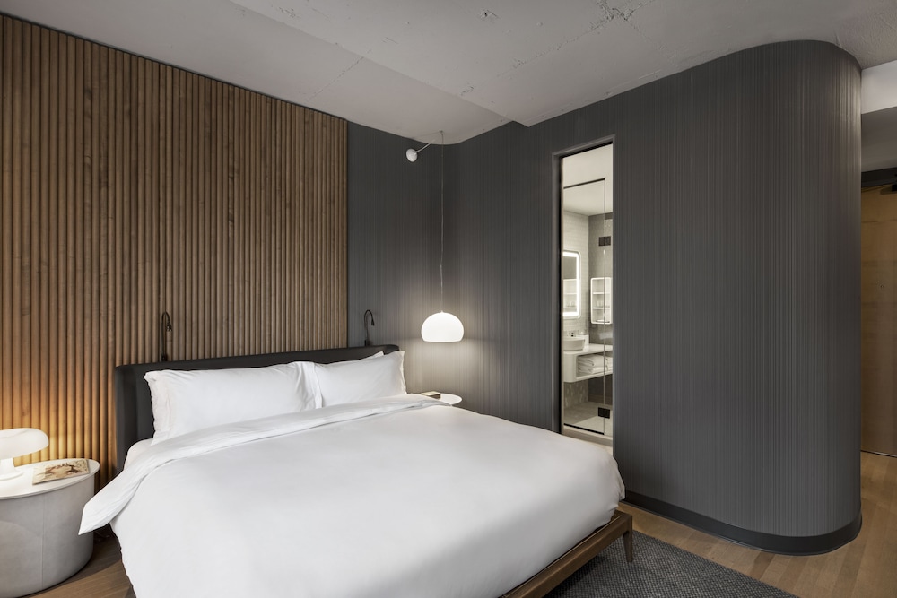 CLASSIC, KING BED, CITY VIEW