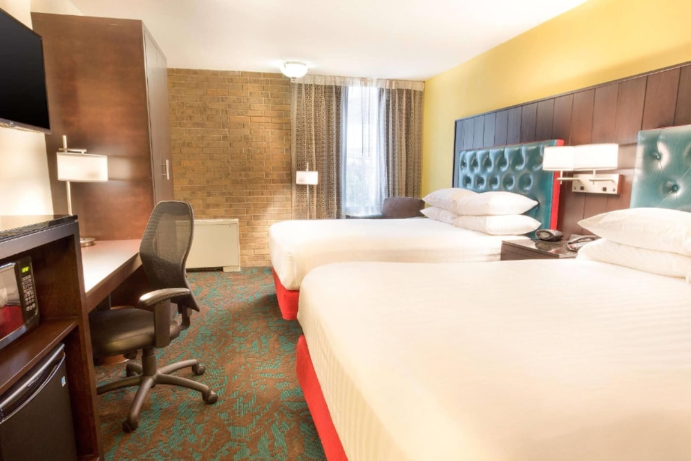 DELUXE, 2 QUEEN BEDS