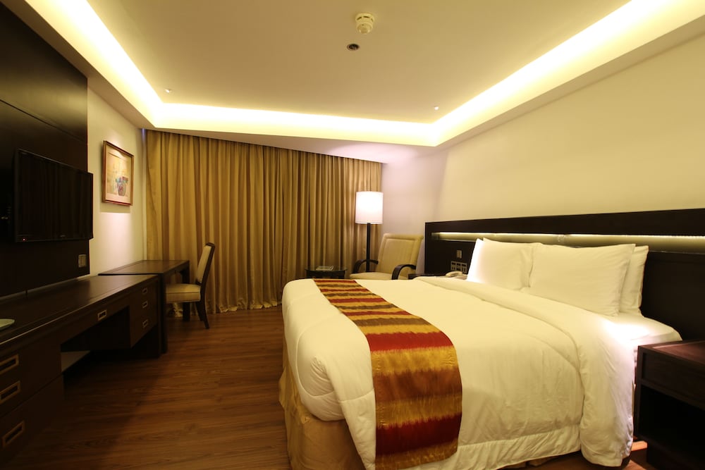 Century Park Hotel 33/76