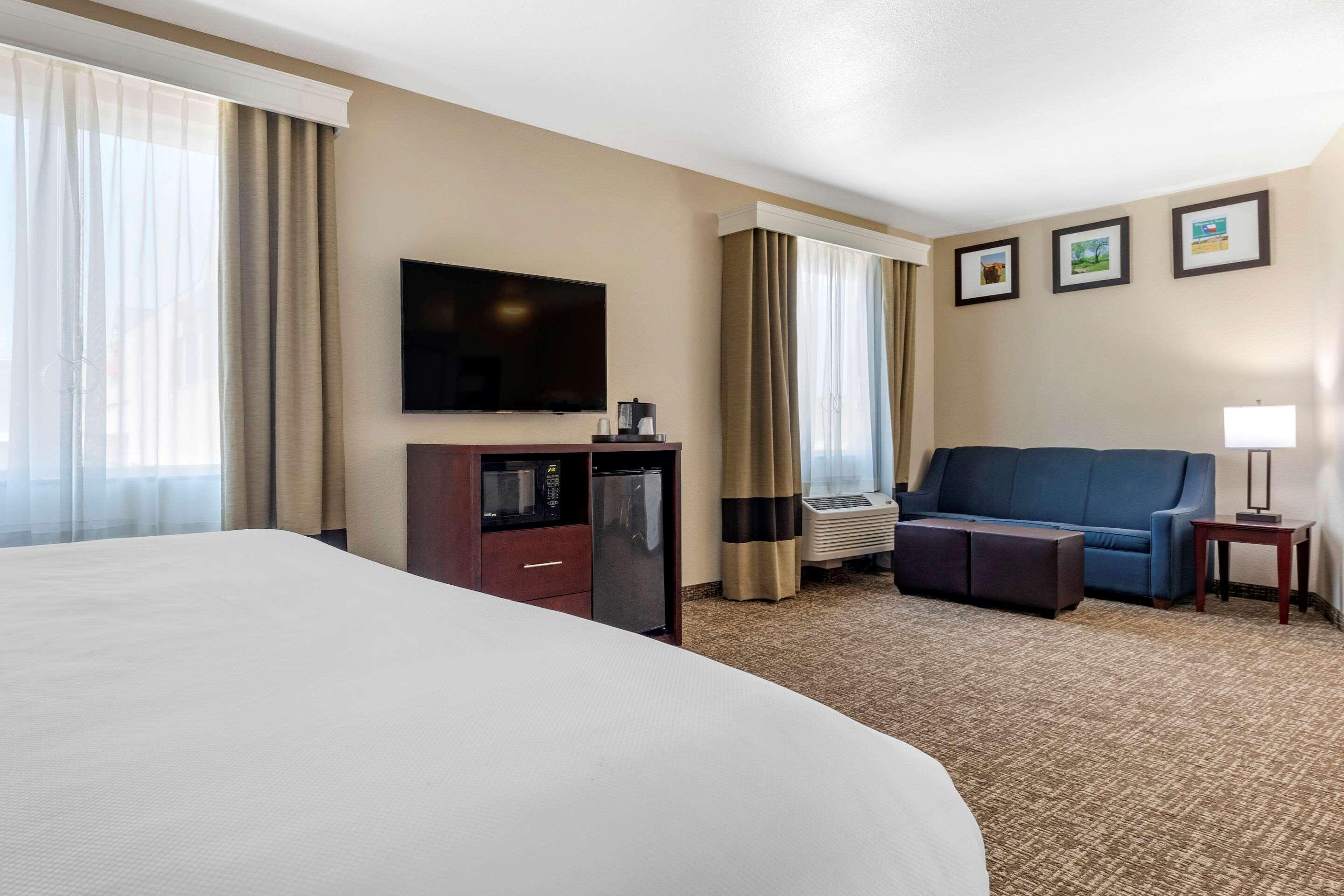 SUITE, KING BED, ACCESSIBLE