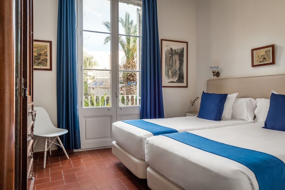 ROOM, DOUBLE OR TWIN BED
