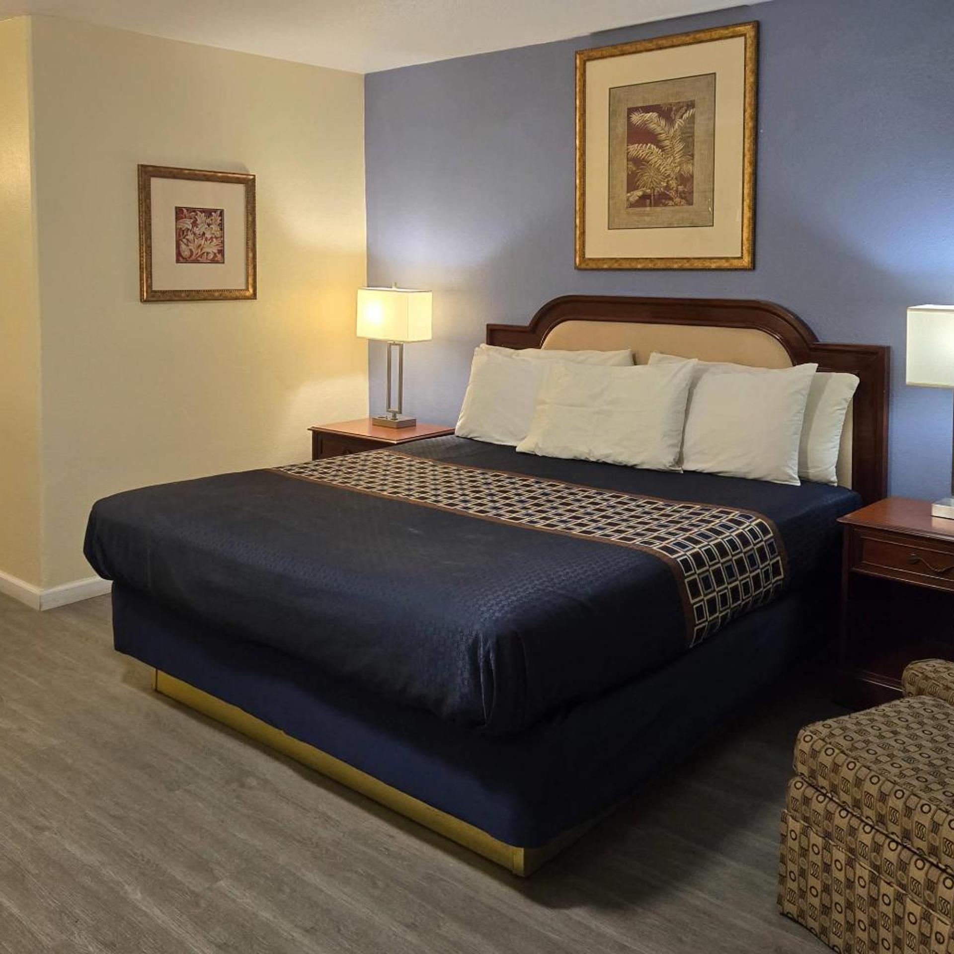 غرفة بسرير كينج بإطلالة على المسبح، Rodeway Inn & Suites Blythe I-10, CA 4/10