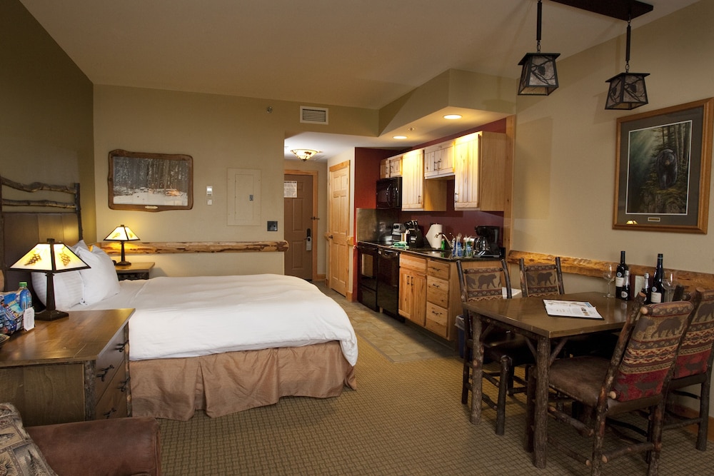 Hope Lake Lodge Indoor Waterpark 14/50