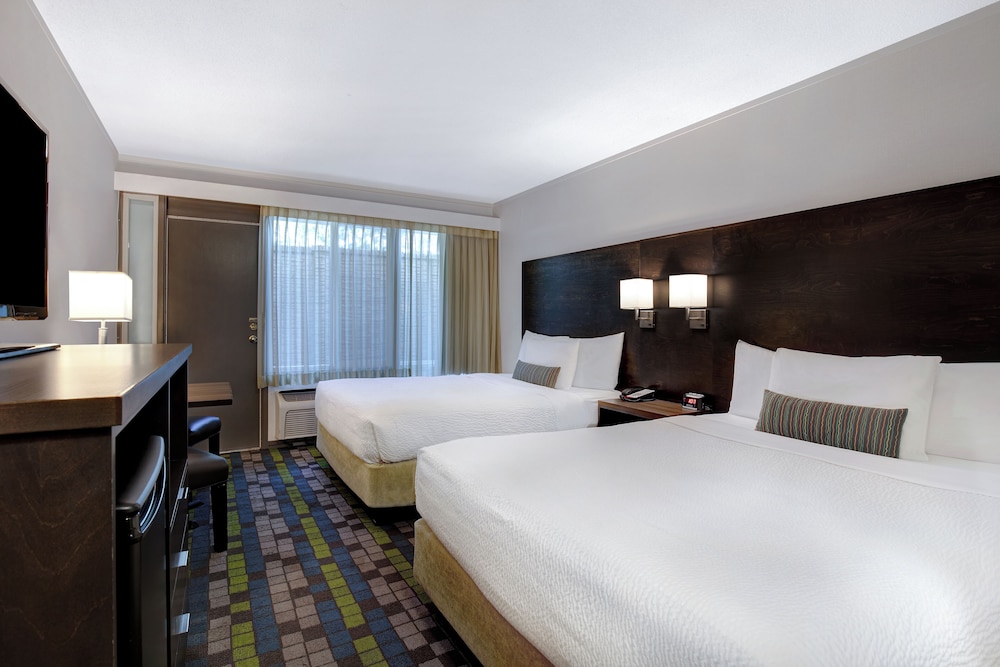 Efficiency, 2 Queen Beds، Days Inn by Wyndham Victoria Airport Sidney 2/5
