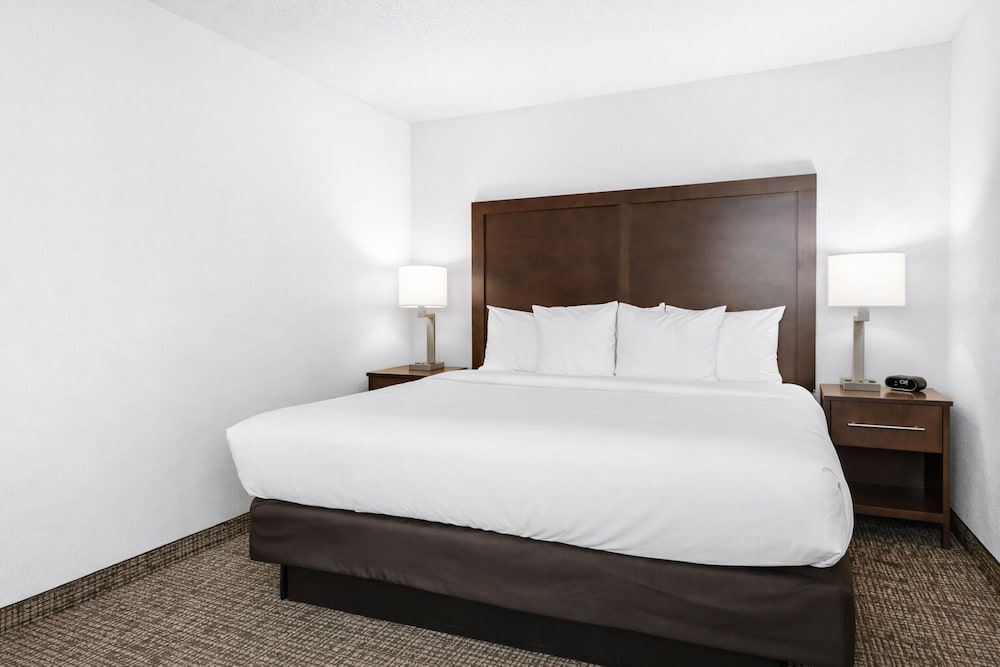 جناح ركني بسرير كينج، Comfort Suites Baymeadows Near Butler Blvd 2/6