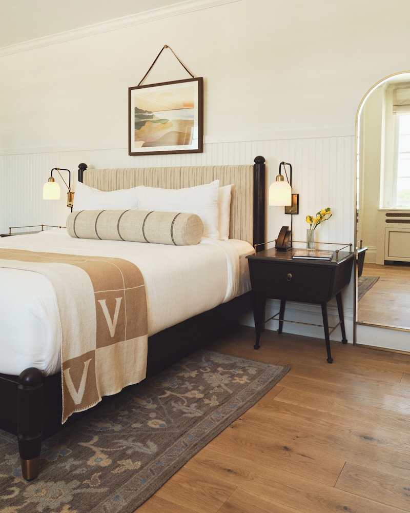 Newport, Premier, Junior Suite, King Bed, Sofa, Accessible