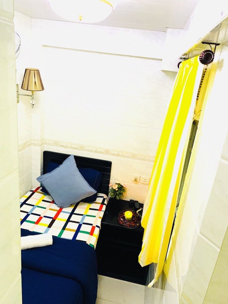 Singapore Hostel 25/50