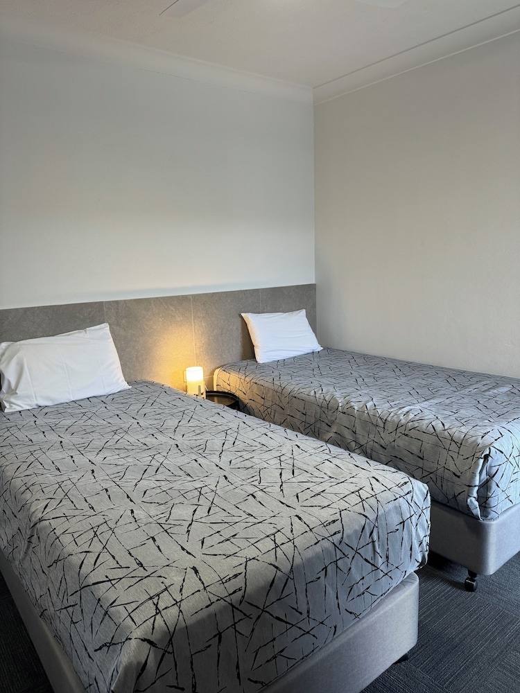 Renovated, 2 Bedrooms, Family Suite, Family, 1 Queen and 4 Single Beds, Balcony