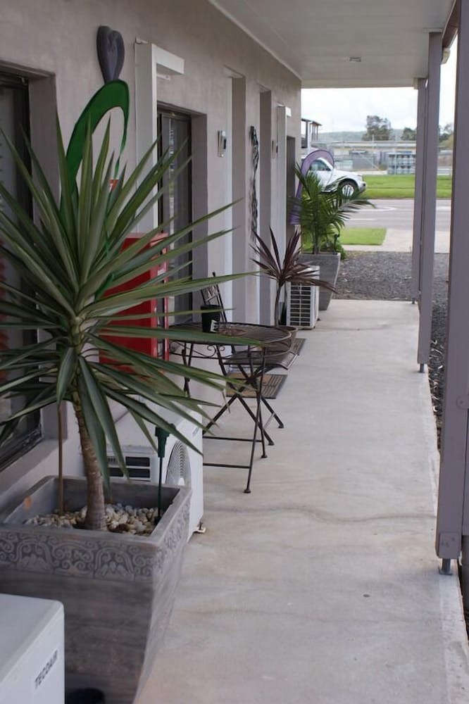 RIVERSIDE MOTEL 28/35