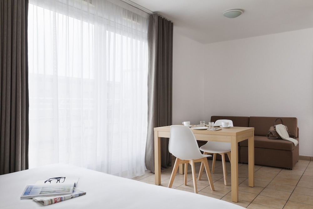 Park And Suites Annemasse 8/17