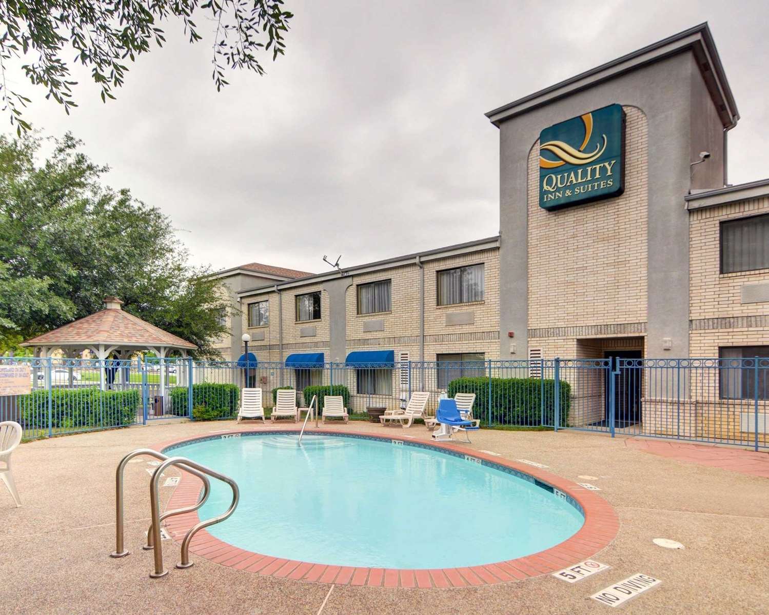 Quality Inn & Suites Grand Prairie 26/27