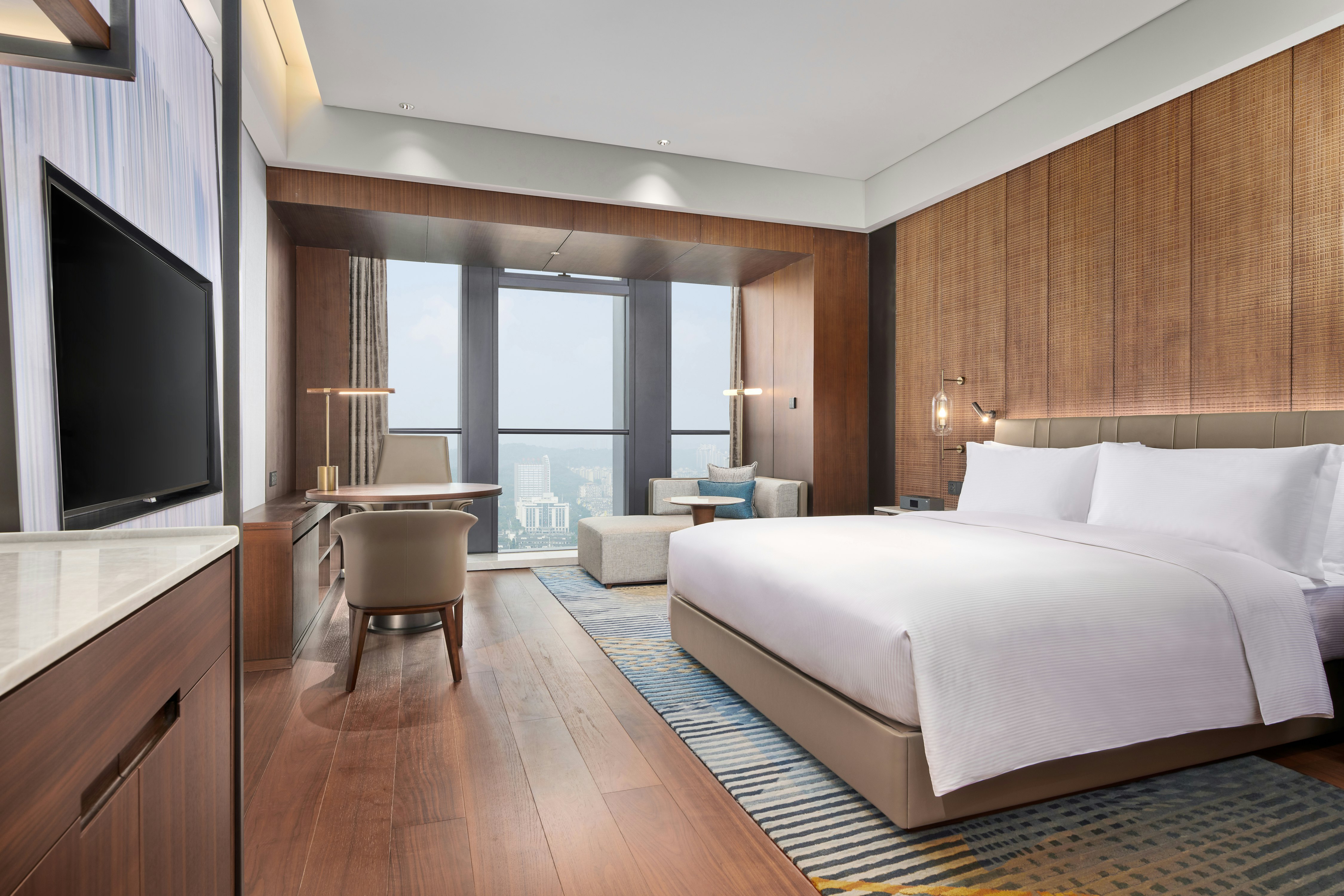 EXECUTIVE, KING BED