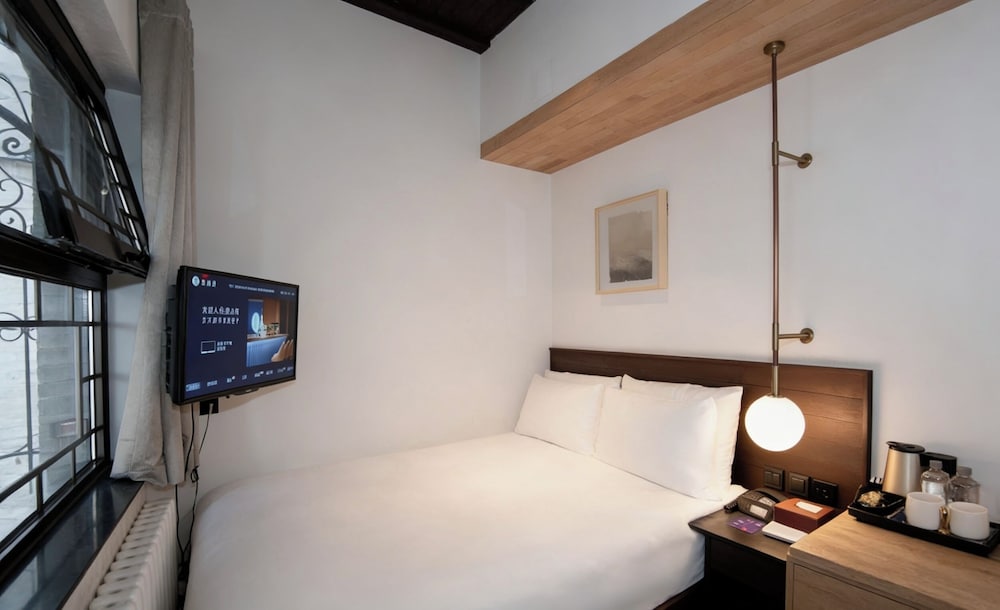 Mini, Queen Bed