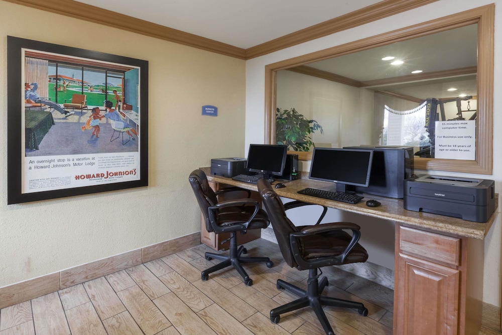 Howard Johnson By Wyndham Romulus Detroit Metro Airport 24/24