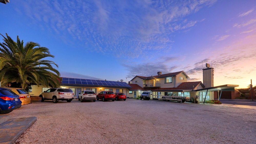 COWRA MOTOR INN 58/65