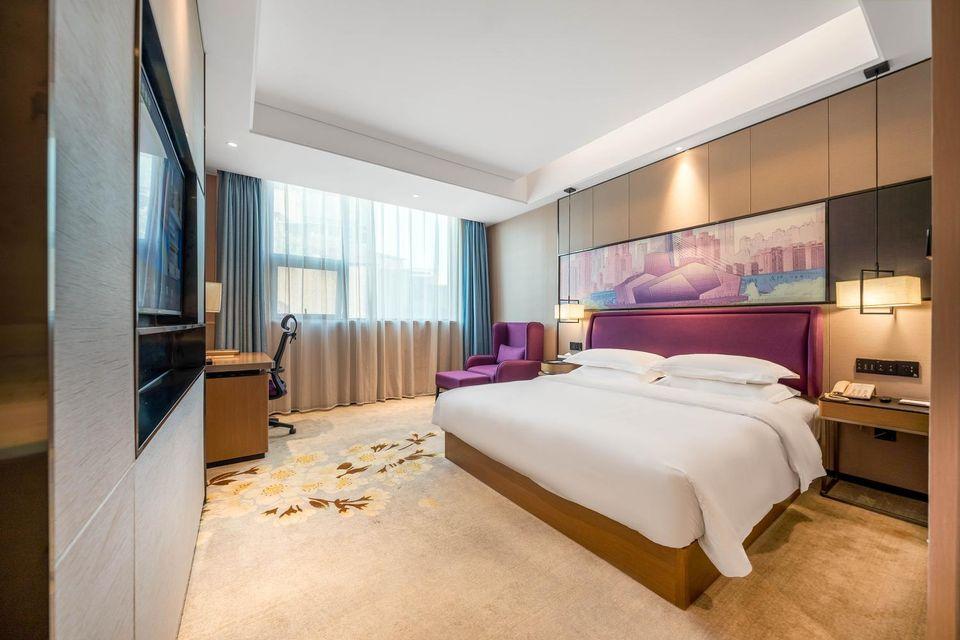 BUSINESS, QUEEN BED