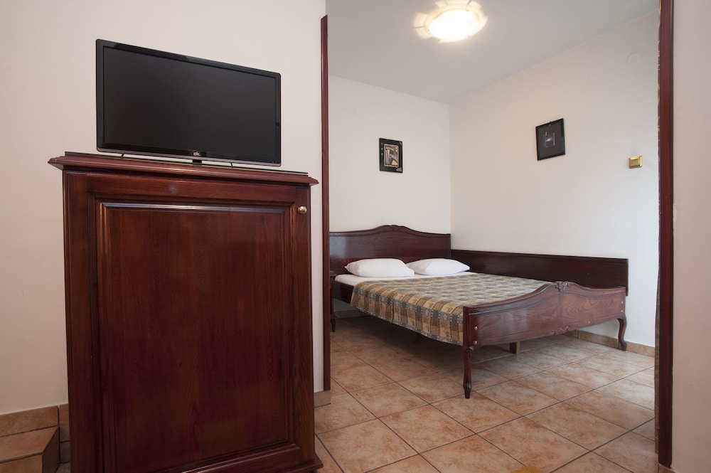 VILA LUX HOTEL 11/70
