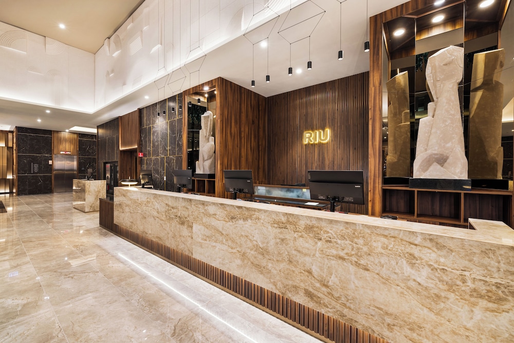 RIU Plaza Chicago 9/50