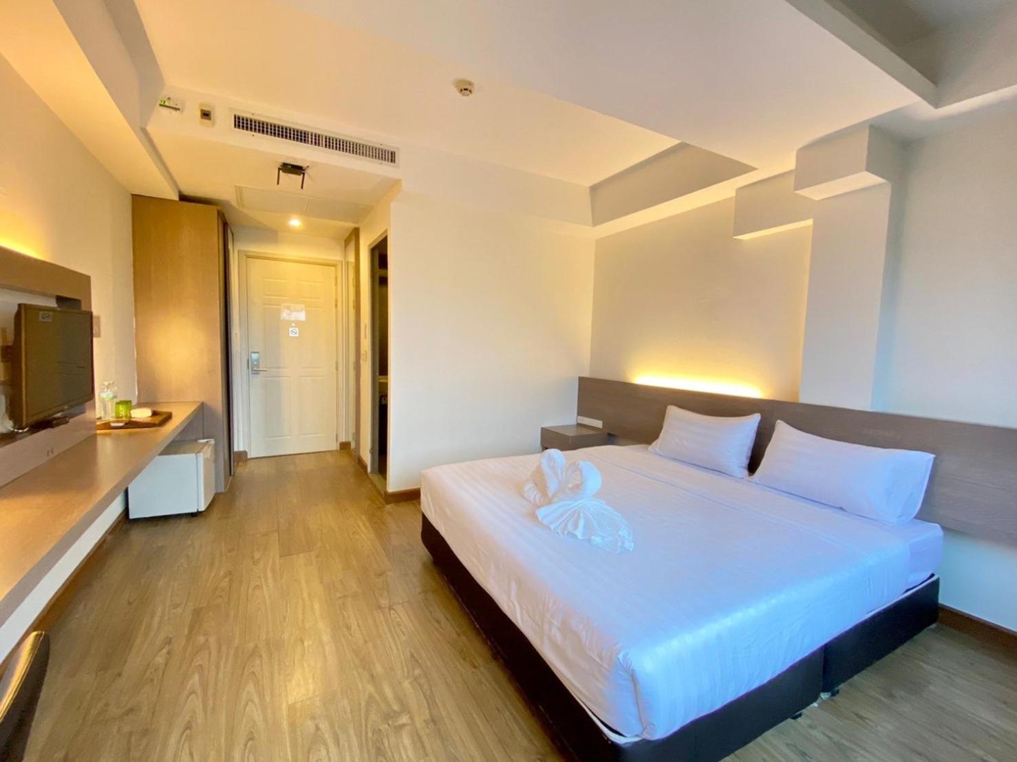 DELUXE, KING BED