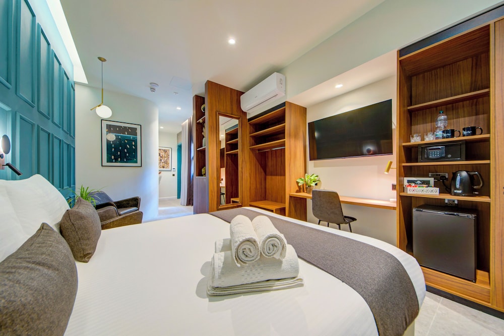 Inner, Deluxe, Queen Bed, Courtyard View