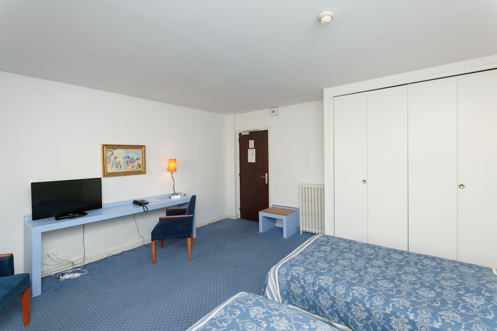ROOM, TWIN BEDS