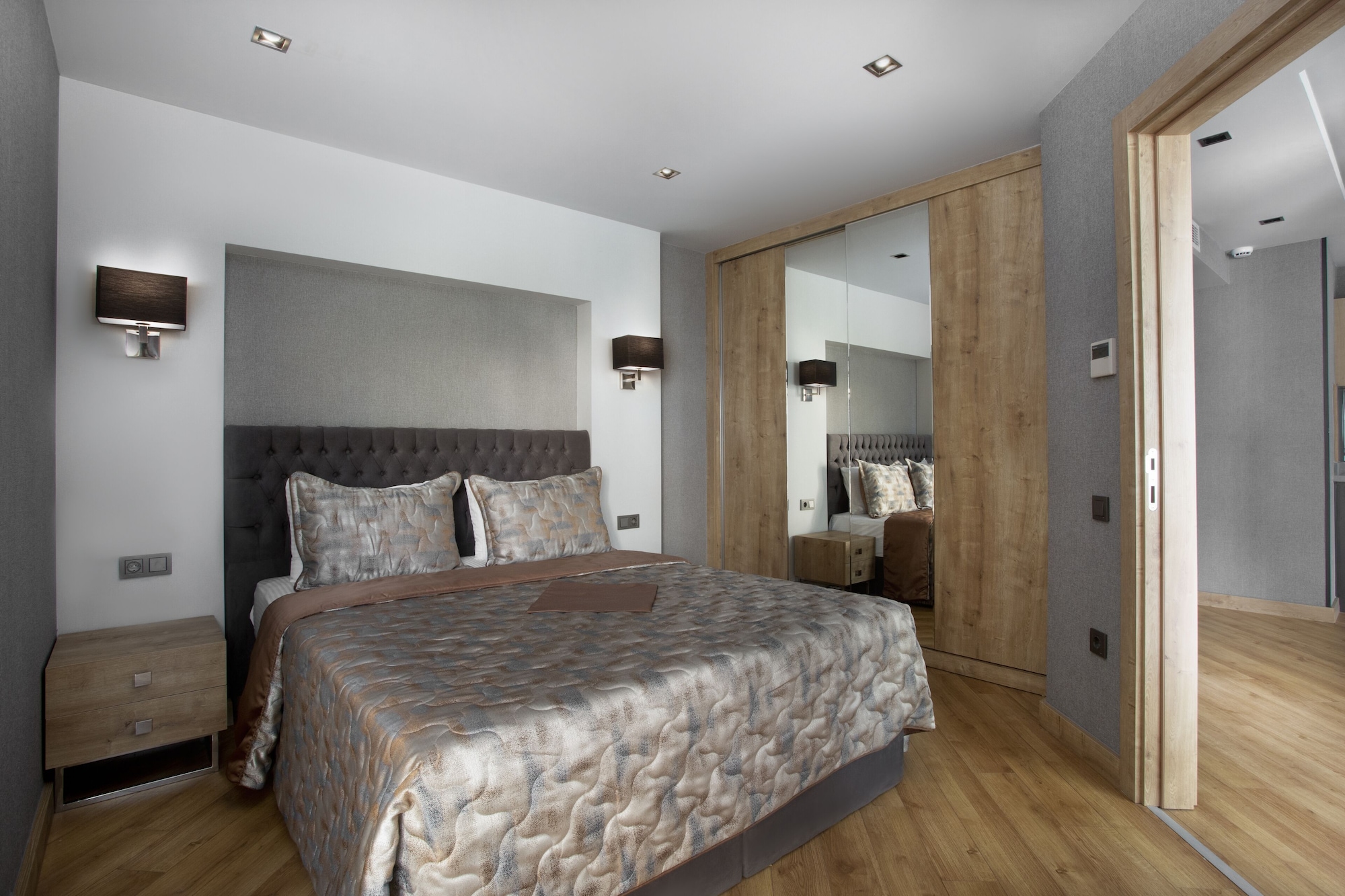 GRAND, DELUXE, SUITE