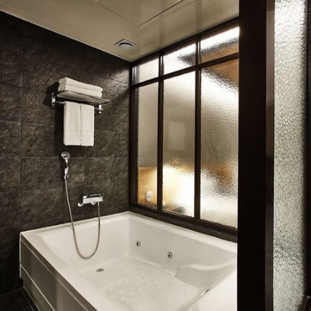 Hotel Wanted 67/70