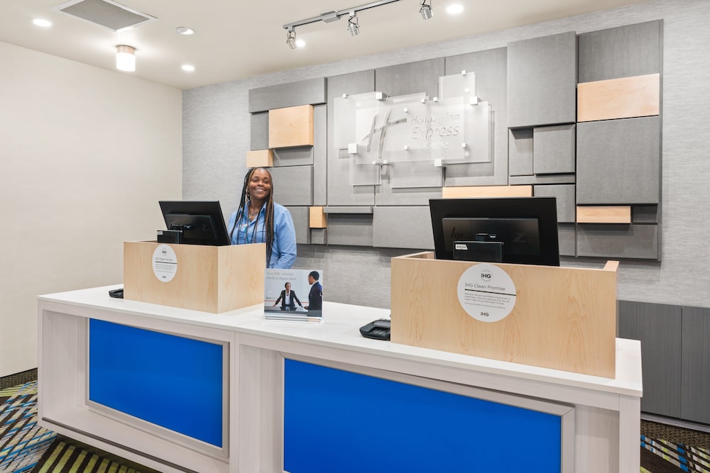 Holiday Inn Express & Suites Suisun City 10/70