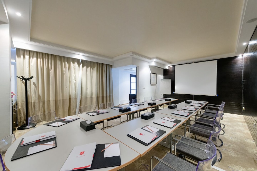 Le Corail Suites Hotel 37/43