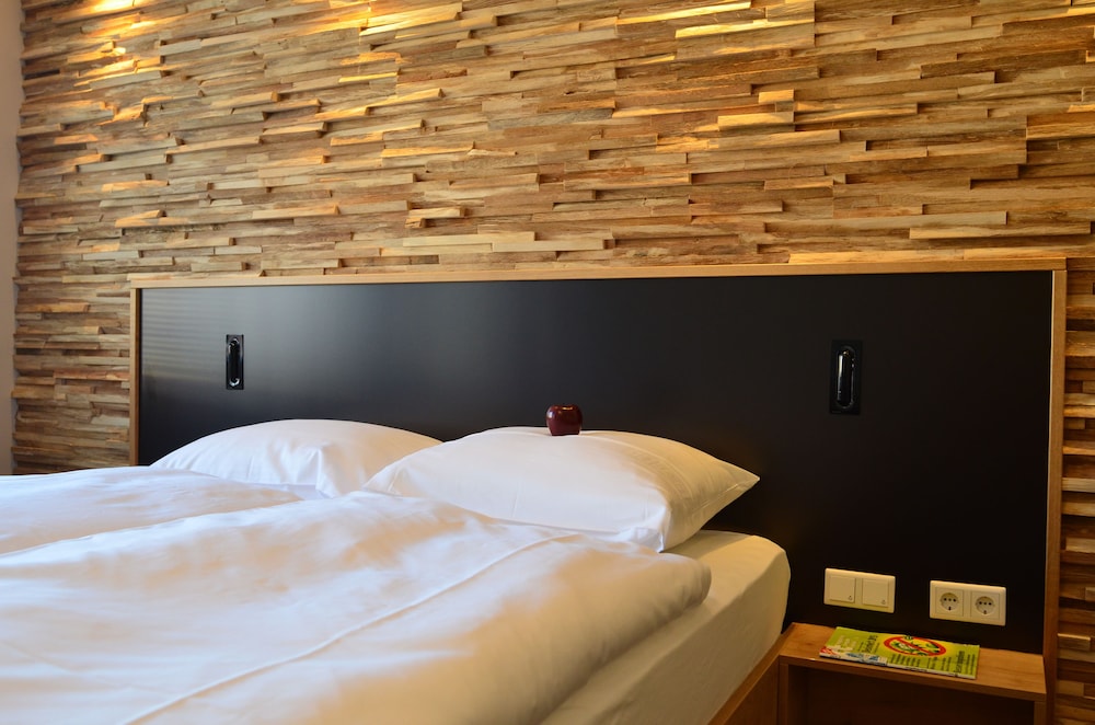 Hotel Five 13/49