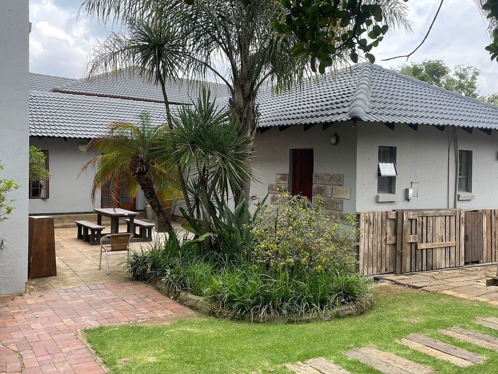 Africa Footprints Guest House 17/21