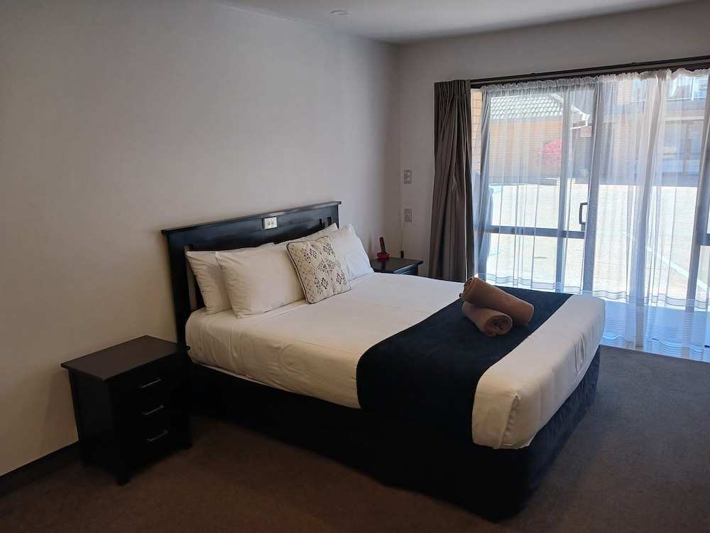 Studio, Queen Bed