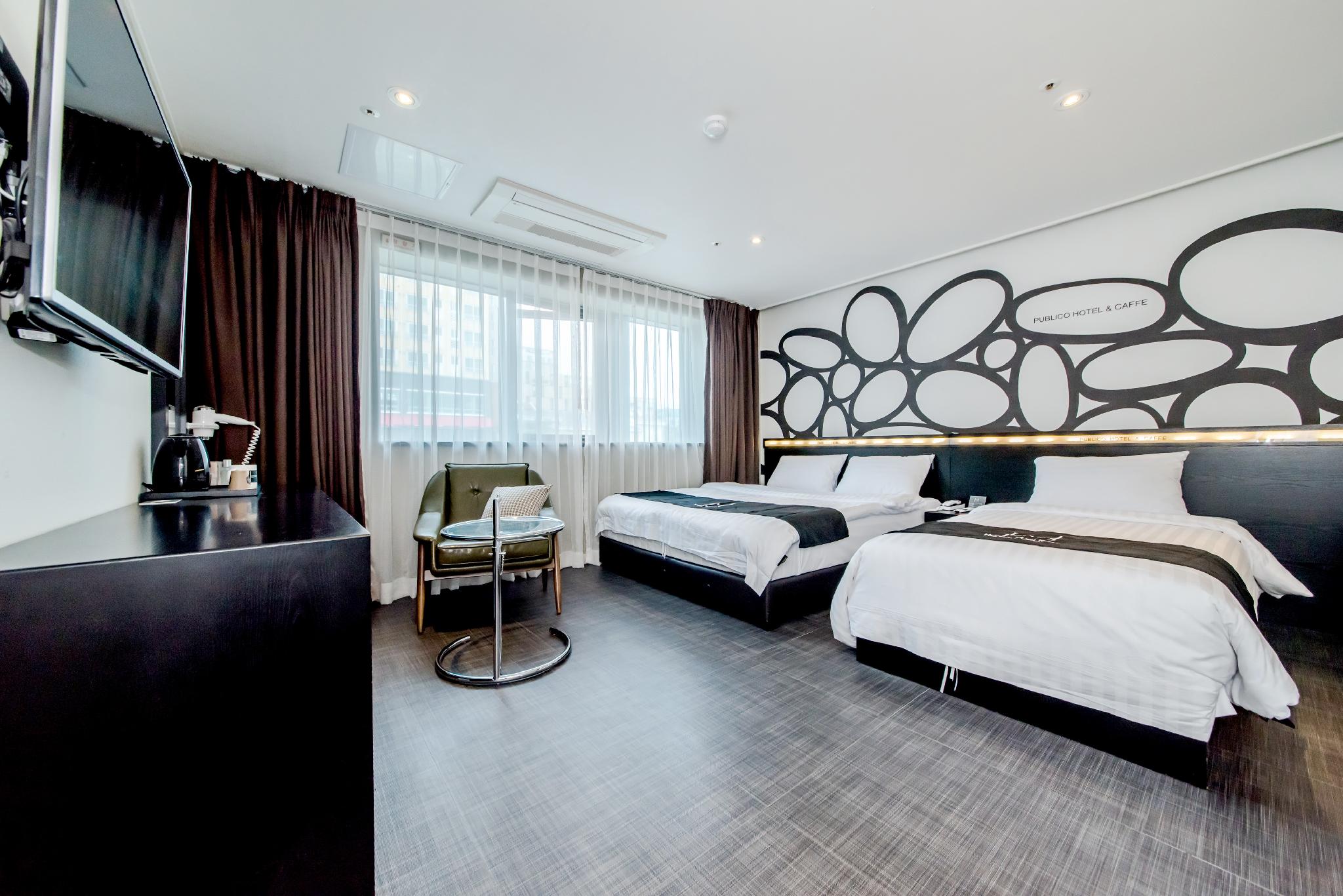 DELUXE, 1 DOUBLE AND 1 SINGLE BED