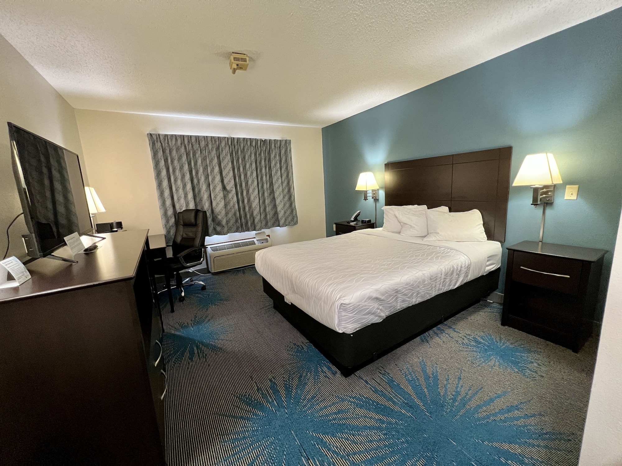 Room, King Bed, East Wing, Accessible