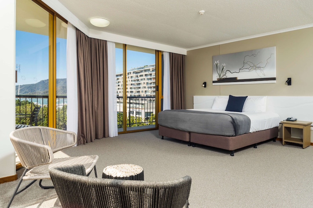 Pacific Hotel Cairns 18/72