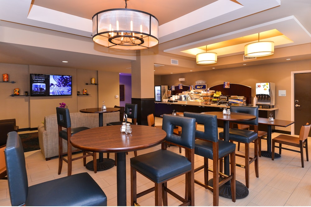 Holiday Inn Express Hotel & Suites Indio - Coachella Valley 64/78
