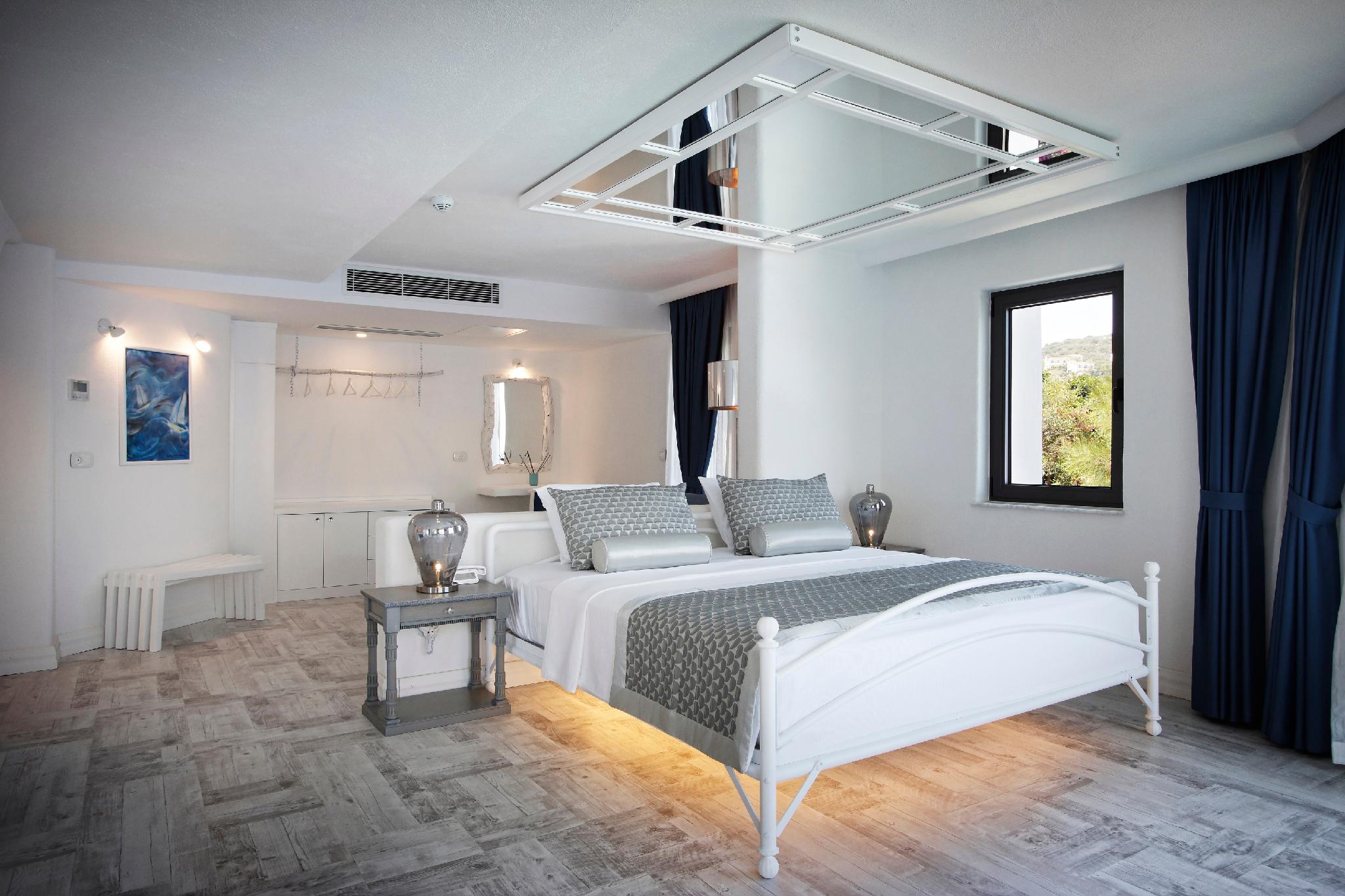 Junior Suite, King Bed, Balcony