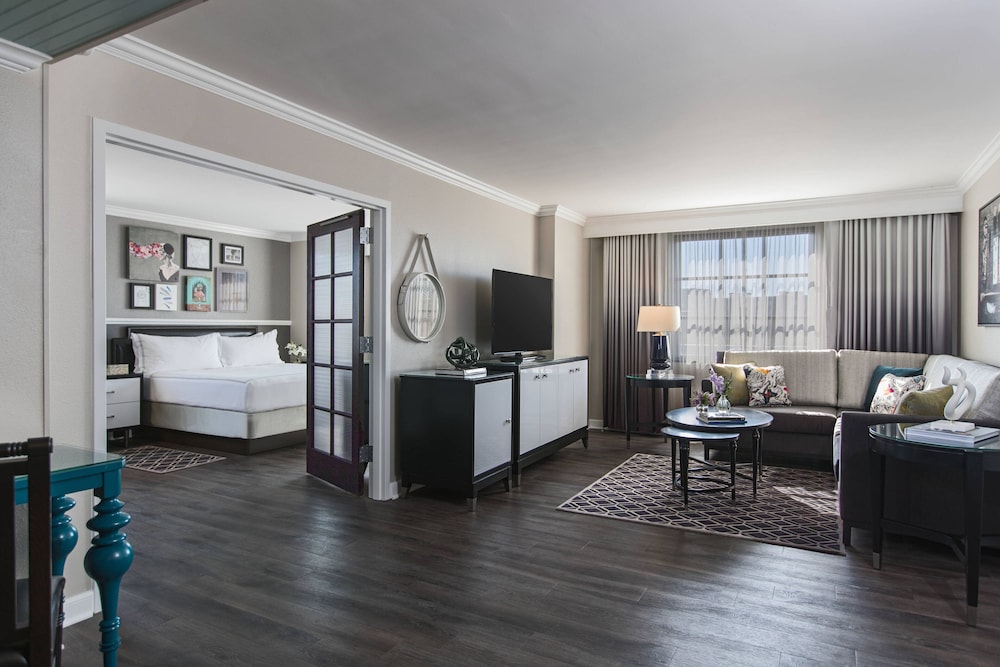 The Lindy Renaissance Charleston Hotel 32/46