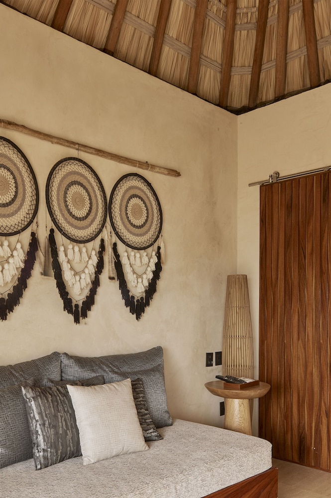 1 BEDROOM, SUITE, OCEAN FRONT