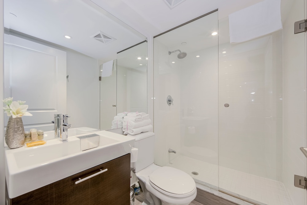 Canada Suites on Bay 50/50