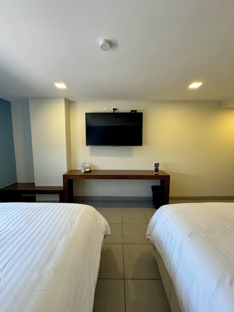 Corona Plaza Hotel 22/70